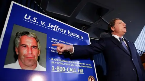 El fiscal federal del Distrito Sur de Nueva York, en el momento en el que comunicó a los medios el arresto de Jeffrey Epstein El fiscal federal del Distrito Sur de Nueva York, en el momento en el que comunicó a los medios el arresto de Jeffrey Epstein