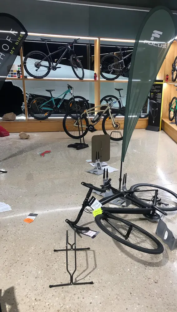 Uno de los asaltantes entró en el establecimiento y sacó por el agujero del cristal las ocho bicicletas en poco más de minuto y medio.