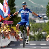 Julian Alaphilippe llega a meta en el Tour de Francia Julian Alaphilippe llega a meta en el Tour de Francia