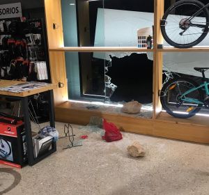Los ladrones rompieron el cristal de la tienda con cuatro piedras de gran tamaño. Los ladrones rompieron el cristal de la tienda con cuatro piedras de gran tamaño.