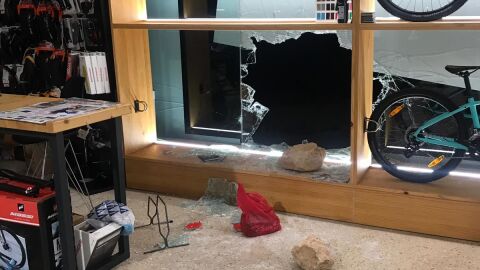Los ladrones rompieron el cristal de la tienda con cuatro piedras de gran tama&ntilde;o.