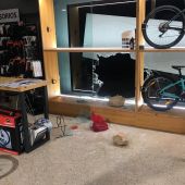 Los ladrones rompieron el cristal de la tienda con cuatro piedras de gran tamaño.