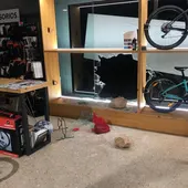 Los ladrones rompieron el cristal de la tienda con cuatro piedras de gran tamaño. Los ladrones rompieron el cristal de la tienda con cuatro piedras de gran tamaño.