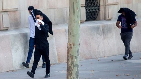 Tres de los siete acusados de la violaci&oacute;n m&uacute;ltiple de una menor en Manresa, a su entrada en la Audiencia de Barcelona
