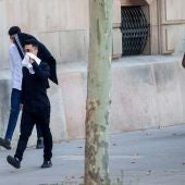 Tres de los siete acusados de la violación múltiple a una menor en Manresa, a su entrada en la Audiencia de Barcelona