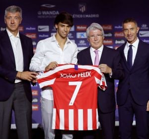 Joao Félix posa junto a Cerezo o Gil Marín en su presentación Joao Félix posa junto a Cerezo o Gil Marín en su presentación