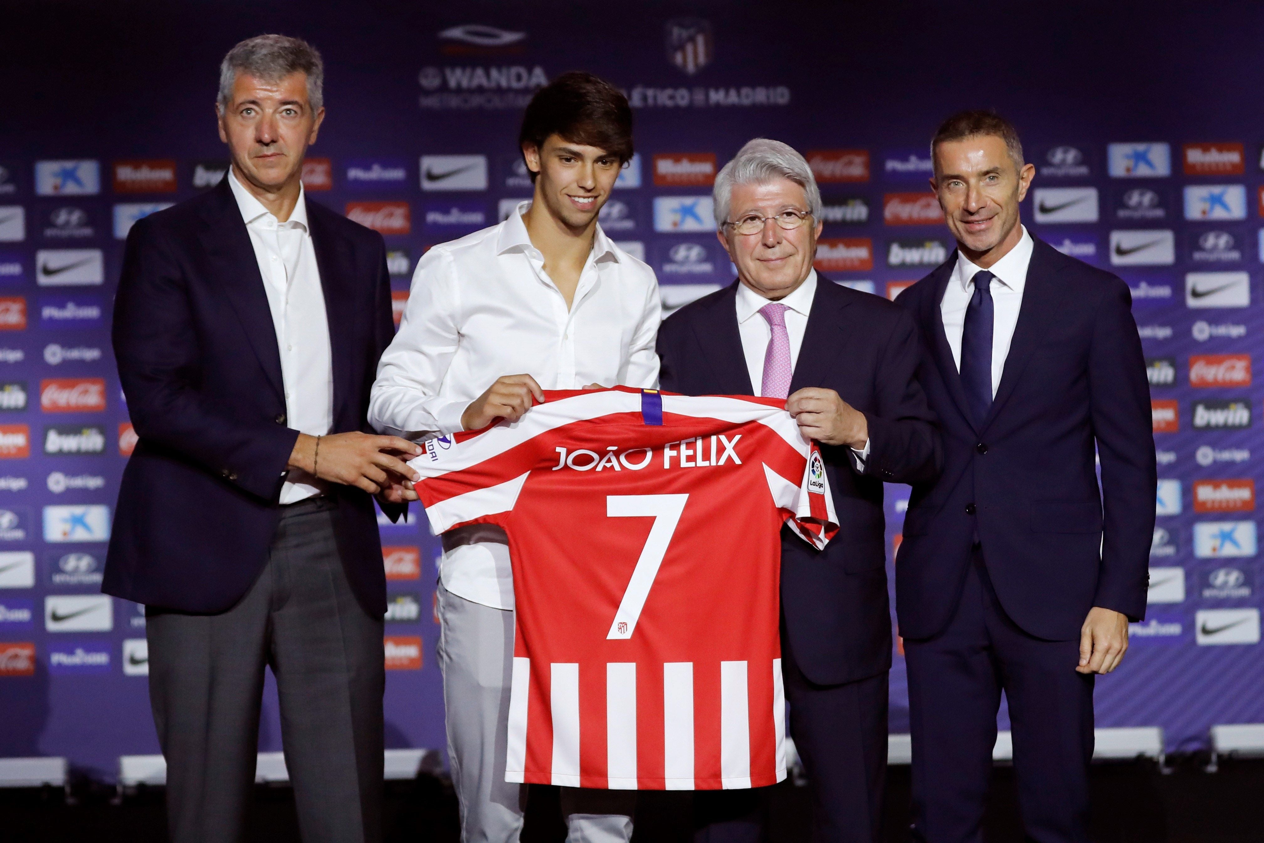 Joao Félix, presentado como jugador del Atlético: "¿Cristiano? Estoy aquí para hacer mi historia" Joao Félix, presentado como jugador del Atlético: "¿Cristiano? Estoy aquí para hacer mi historia"