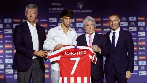 Joao F&eacute;lix posa junto a Cerezo o Gil Mar&iacute;n en su presentaci&oacute;n
