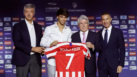 Joao Félix posa junto a Cerezo o Gil Marín en su presentación Joao Félix posa junto a Cerezo o Gil Marín en su presentación
