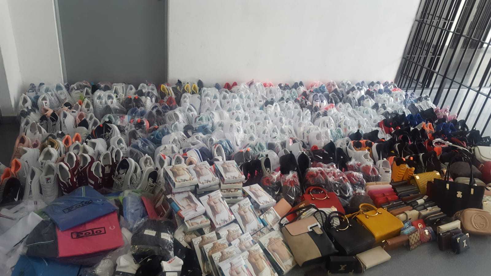 La Policía Local de Elche intercepta en el entorno del mercadillo del Martínez Valero un millar de productos falsificados La Policía Local de Elche intercepta en el entorno del mercadillo del Martínez Valero un millar de productos falsificados