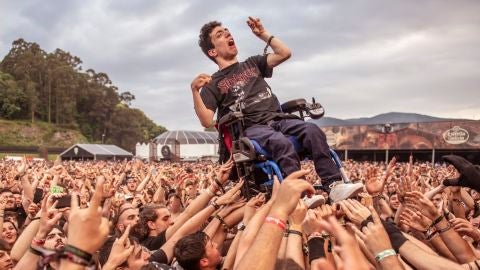 Alex aupado en el Resurrection Fest, de Viveiro (Lugo)