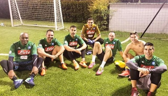 Publican una foto de James con varios amigos que llevan la camiseta del Nápoles Publican una foto de James con varios amigos que llevan la camiseta del Nápoles