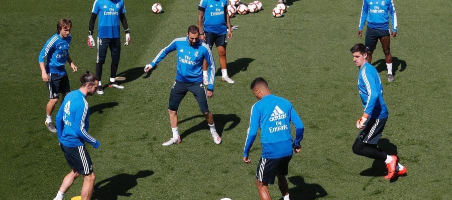 Los jugadores del Real Madrid realizan un rondo en un entrenamiento Los jugadores del Real Madrid realizan un rondo en un entrenamiento