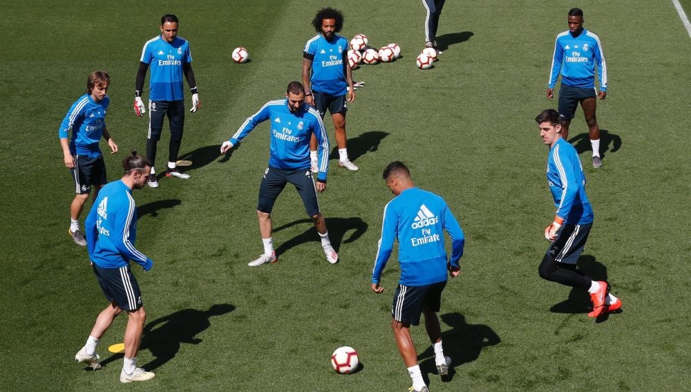 Los jugadores del Real Madrid realizan un rondo en un entrenamiento