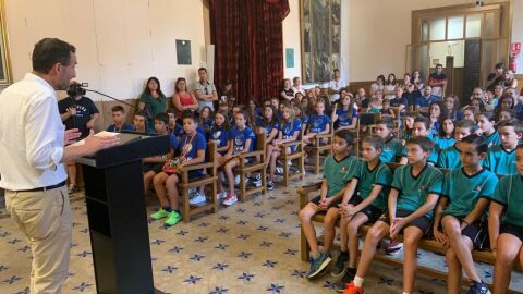 El alcalde de Elche, Carlos Gonz&aacute;lez, dirigi&eacute;ndose a los equipos durante el recibimiento.