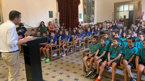 El alcalde de Elche, Carlos González, dirigiéndose a los equipos durante el recibimiento. El alcalde de Elche, Carlos González, dirigiéndose a los equipos durante el recibimiento.