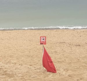 Bandera roja que prohíbe el baño en la Playa de Can Pere Antoni. Bandera roja que prohíbe el baño en la Playa de Can Pere Antoni.