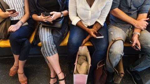 Un grupo de personas viaja en el Metro