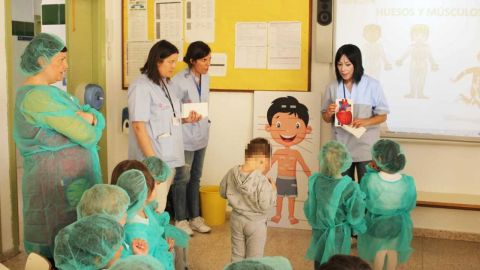 Charla de profesionales sanitarios en un colegio de Elche.