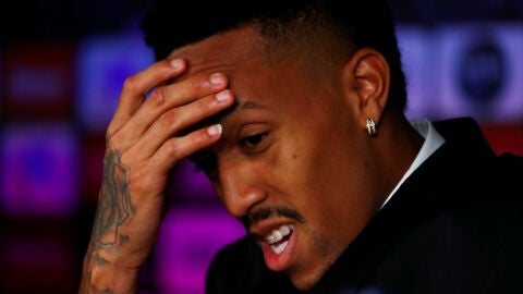 Militao se marea durante la rueda de prensa de su presentaci&oacute;n