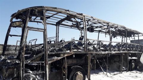 Estado en el que ha quedado el autob&uacute;s incendiado en la A-7 en Elche.