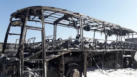 Estado en el que ha quedado el autobús incendiado en la A-7 en Elche. Estado en el que ha quedado el autobús incendiado en la A-7 en Elche.