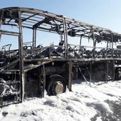 Estado en el que ha quedado el autobús incendiado en la A-7 en Elche. Estado en el que ha quedado el autobús incendiado en la A-7 en Elche.