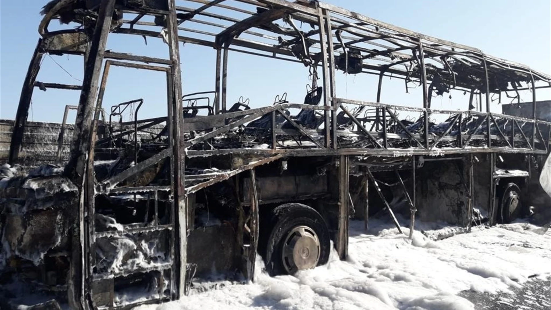 Estado en el que ha quedado el autob&uacute;s incendiado en la A-7 en Elche.
