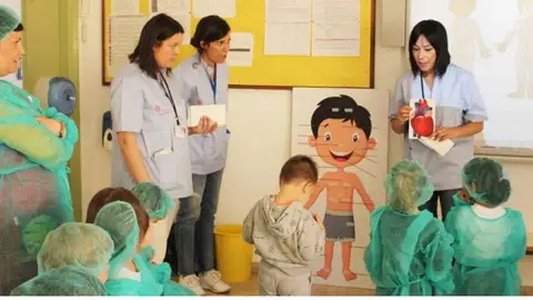 Un total de 360 niños conoce los quirófanos del Hospital del Vinalopó gracias al proyecto “Operación cole” EN BUENAS MANOS
