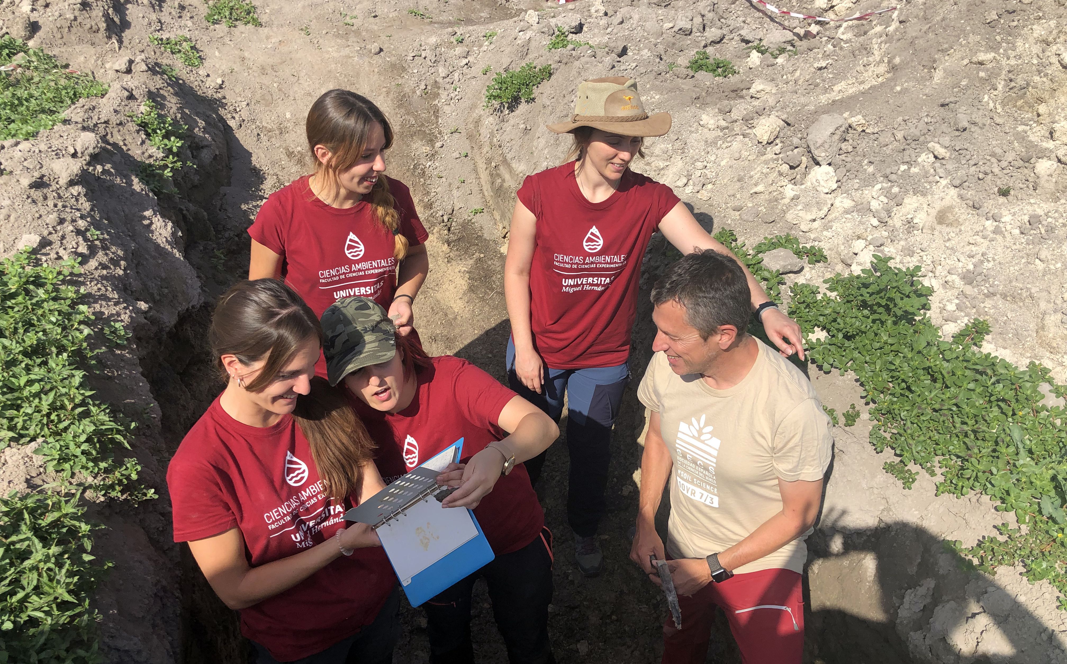 Un equipo de alumnos de la UMH gana el Concurso Nacional de Interpretación de Suelos en Campo Un equipo de alumnos de la UMH gana el Concurso Nacional de Interpretación de Suelos en Campo