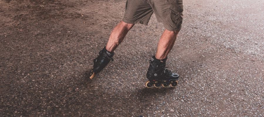 Un joven, con patines por la calle Un joven, con patines por la calle