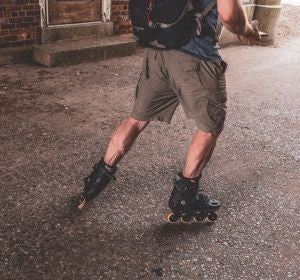 Un joven, con patines por la calle Un joven, con patines por la calle