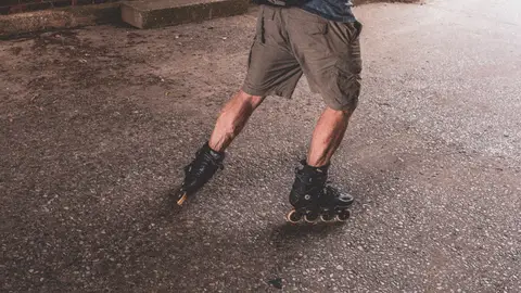 Un joven, con patines por la calle Un joven, con patines por la calle