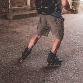 Un joven, con patines por la calle
