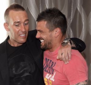 Nacho Novo se abraza a su amigo Ricksen. Nacho Novo se abraza a su amigo Ricksen.