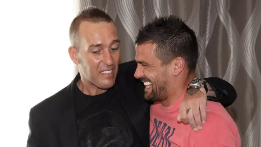 Nacho Novo se abraza a su amigo Ricksen. Nacho Novo se abraza a su amigo Ricksen.