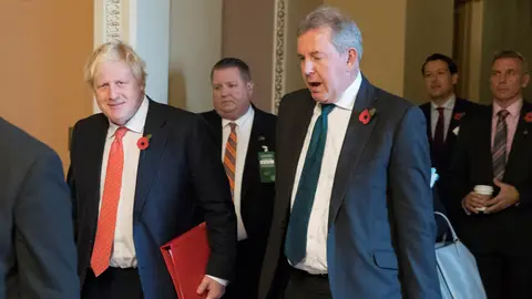 Kim Darroch (derecha), el ya exembajador británico en Washington Kim Darroch (derecha), el ya exembajador británico en Washington