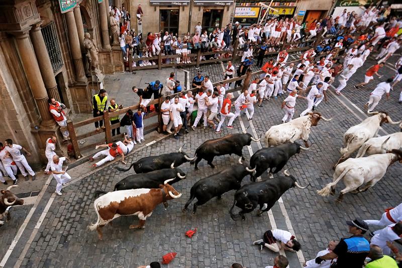 Cuarto encierro de San Fermín, rápido y sin heridos por asta de toro Cuarto encierro de San Fermín, rápido y sin heridos por asta de toro