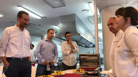 Momento de la clausura del curso en la Escuela de Hostelería de Elche. Momento de la clausura del curso en la Escuela de Hostelería de Elche.