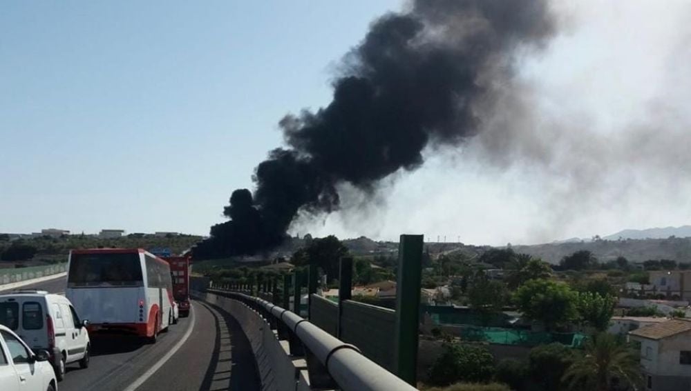 Un autobús se ha quemado en la A-7 a la altura de la salida Elche/Aspe.