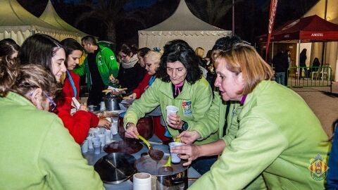 Vecinas del barrio durante una chocolatada organizada por la Comisi&oacute;n de Fiestas Clara Campoamor.