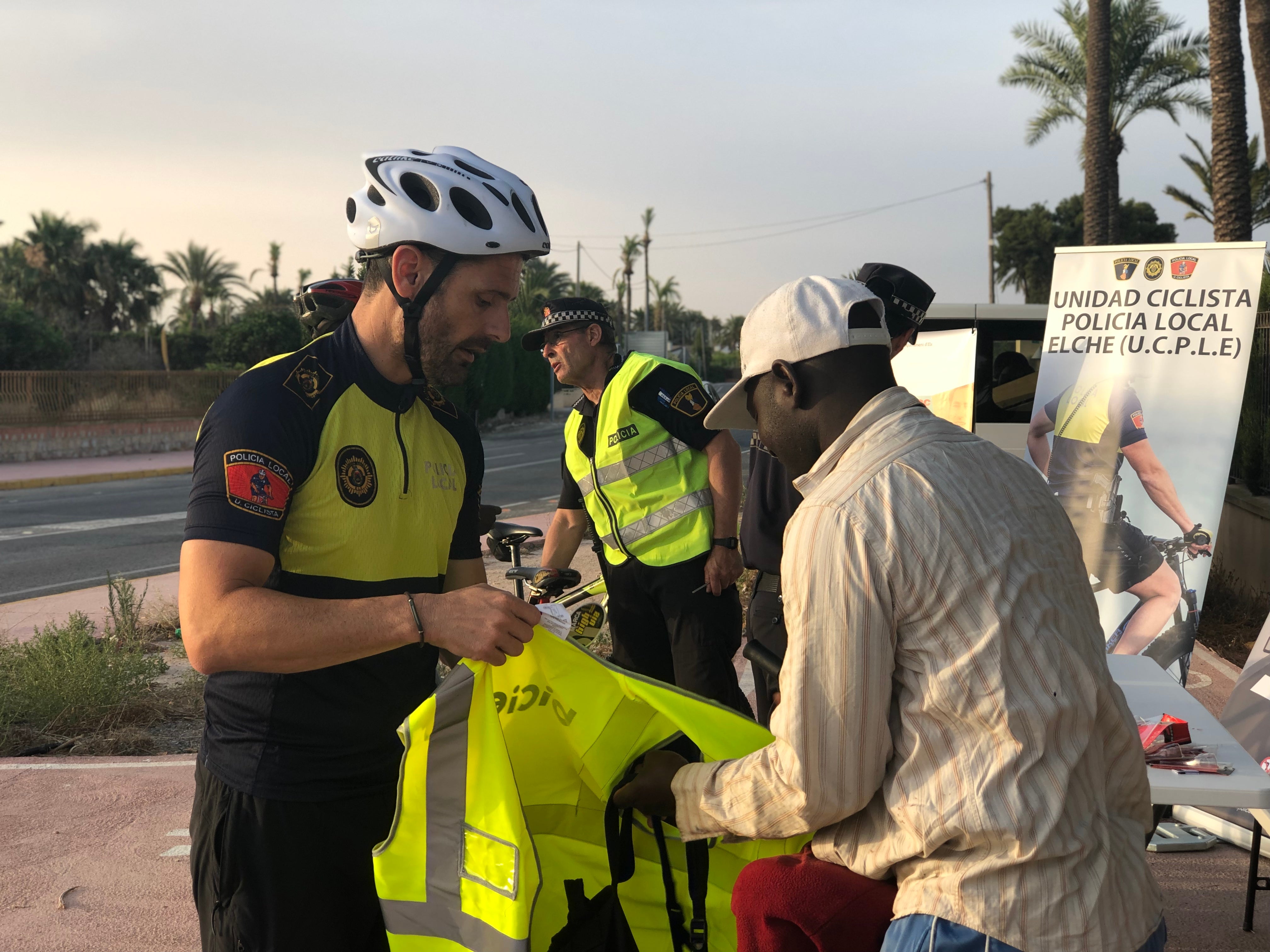 La Policía Local de Elche facilita a los ciclistas chalecos reflectantes o cascos para concienciar sobre su seguridad La Policía Local de Elche facilita a los ciclistas chalecos reflectantes o cascos para concienciar sobre su seguridad
