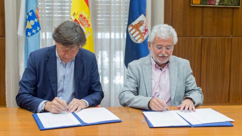 Jose Ram&oacute;n Lete e Rosendo Fernandez asignando o convenio