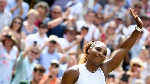 Serena Williams saluda al p&uacute;blico