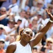 Serena Williams saluda al público