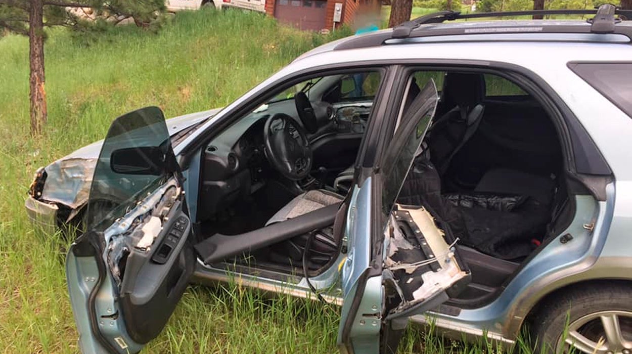 Un oso huye de su aparatoso accidente de coche Un oso huye de su aparatoso accidente de coche