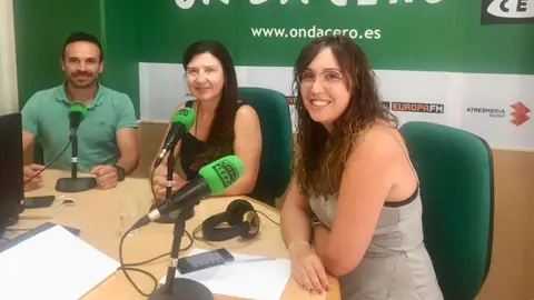 Serafín Quiles, gerente de Ascensores Serki; Mayte Vilaseca, periodista de Onda Cero; y Mila Ramírez, directora de Marketing de Ascensores Serki. SEGURIDAD
