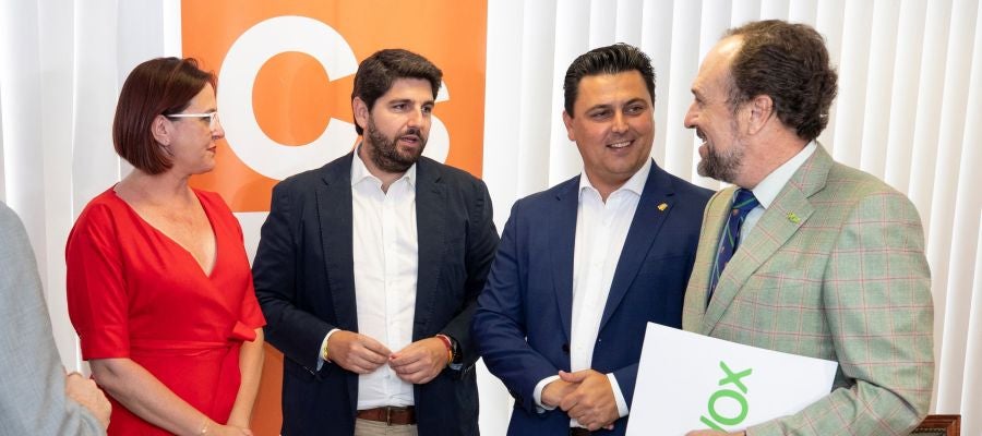 Los equipos negociadores del PP, Fernando López Miras y José Miguel Luengo, junto a la portavoz del grupo parlamentario Ciudadanos, Isabel Franco, y Luis Gestoso. Los equipos negociadores del PP, Fernando López Miras y José Miguel Luengo, junto a la portavoz del grupo parlamentario Ciudadanos, Isabel Franco, y Luis Gestoso.