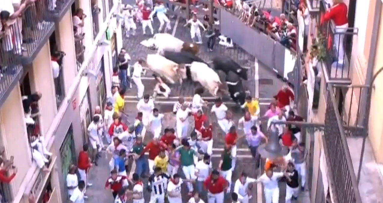 El quinto encierro de San Fermín deja un herido por asta de toro El quinto encierro de San Fermín deja un herido por asta de toro