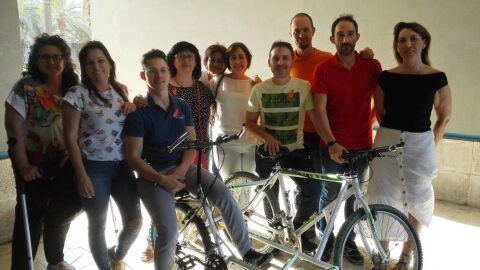 Amigoa y familiares de C&aacute;ndido posan con &eacute;l junto a la bicicleta que le permitir&aacute; realizar su sue&ntilde;o.
